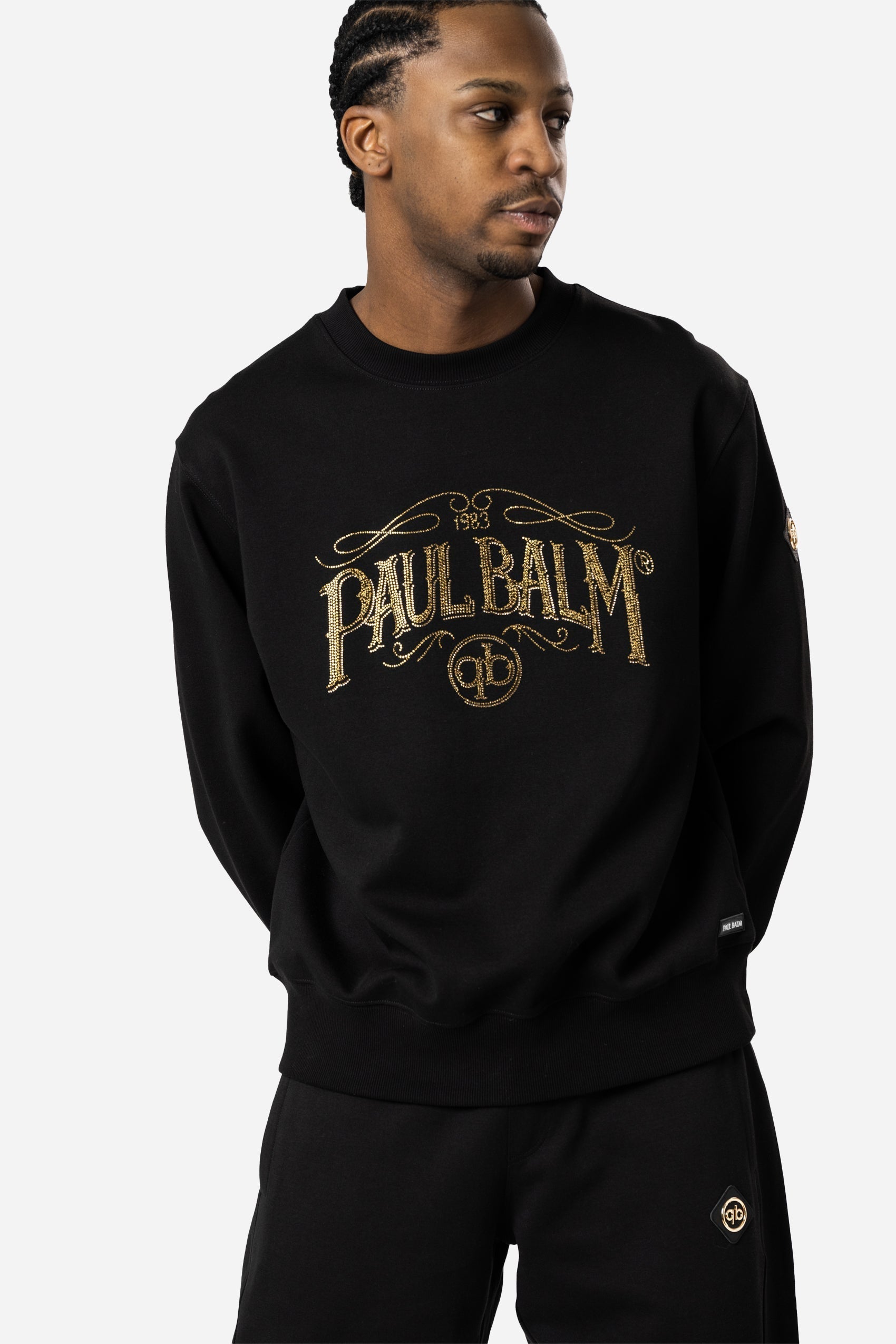 Dieses PAUL BALM Herren Sweatshirt ist mit unserem PAUL BALM Celestic Logo aus Strassteinen auf der Vorderseite, und unserem markentypischen Metalllogos verziert. Es ist aus hochwertigem Baumwollmischgewebe gefertigt und überzeugt mit sehr guter Passform und Qualität.. 
